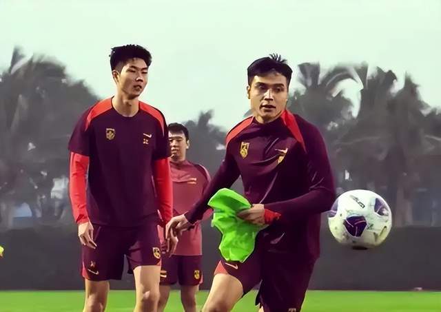 赶紧留洋！21岁国脚昨晚中超戏耍2名外援：英超级踢法！