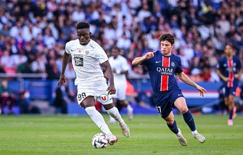 法甲争冠焦点战！摩纳哥主场冲榜首，巴黎 FC 客场难挡攻势？